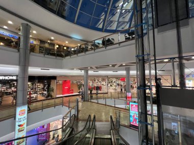 TEL AVIV, ISRAEL - 21 Temmuz 2021 'de İsrail' in Tel Aviv kentindeki Azrieli AVM.