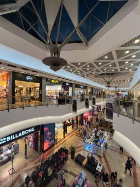 TEL AVIV, ISRAEL - 21 Temmuz 2021 'de İsrail' in Tel Aviv kentindeki Azrieli AVM.