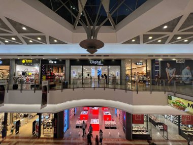 TEL AVIV, ISRAEL - 21 Temmuz 2021 'de İsrail' in Tel Aviv kentindeki Azrieli AVM.