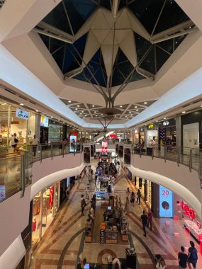 TEL AVIV, ISRAEL - 21 Temmuz 2021 'de İsrail' in Tel Aviv kentindeki Azrieli AVM.