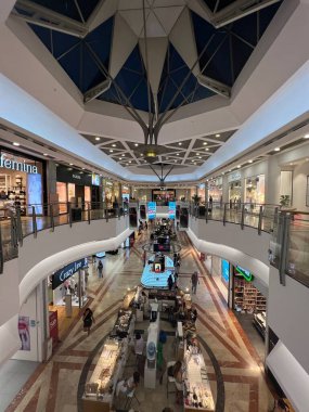 TEL AVIV, ISRAEL - 21 Temmuz 2021 'de İsrail' in Tel Aviv kentindeki Azrieli AVM.