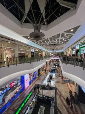 TEL AVIV, ISRAEL - 21 Temmuz 2021 'de İsrail' in Tel Aviv kentindeki Azrieli AVM.