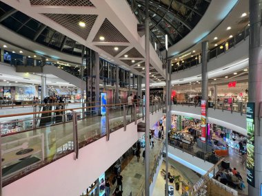 TEL AVIV, ISRAEL - 21 Temmuz 2021 'de İsrail' in Tel Aviv kentindeki Azrieli AVM.