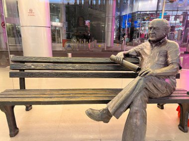 TEL AVIV, ISRAEL - 21 Temmuz 2022 'de İsrail' in Tel Aviv kentindeki Azrieli Mall 'daki David Azrieli Anıtı.