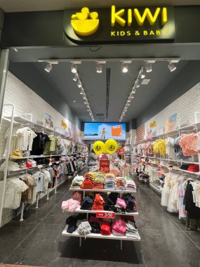 TEL AVIV, ISRAEL - 21 Temmuz 2022 'de İsrail' in Tel Aviv kentindeki Azrieli AVM 'de Kiwi Çocuk ve Bebek Mağazası.