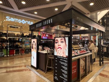 TEL AVIV, ISRAEL - 21 Temmuz 2022 'de İsrail' in Tel Aviv kentindeki Azrieli AVM 'de Samsonite & Bobbi Brown mağazaları.