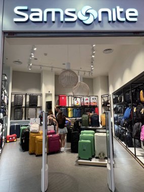 TEL AVIV, ISRAEL - 21 Temmuz 2022 'de İsrail' in Tel Aviv kentindeki Azrieli AVM 'de Samsonite mağazası.