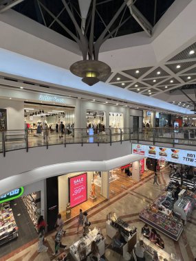 TEL AVIV, ISRAEL - 21 Temmuz 2022 'de İsrail' in Tel Aviv kentindeki Azrieli AVM 'de mağazalar.