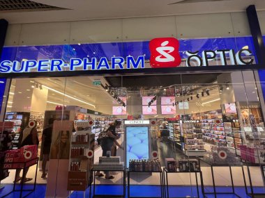 TEL AVIV, ISRAEL - 21 Temmuz 2022 'de İsrail' in Tel Aviv kentindeki Azrieli AVM 'de görülen Super Pharm.