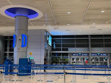 TEL AVIV, ISRAEL - 21 Temmuz 2021 'de İsrail' in Tel Aviv kentindeki Ben Gurion Havaalanı Terminali.