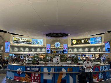 TEL AVIV, ISRAEL - 21 Temmuz 2021 'de İsrail' in Tel Aviv kentindeki Ben Gurion Havaalanı Terminali.