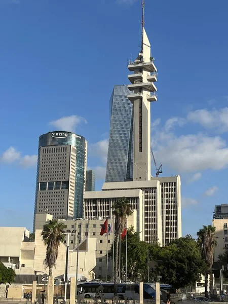 TEL AVIV, ISRAEL - 21 Temmuz 2022 'de İsrail' in Tel Aviv kentindeki Marganit Kulesi.