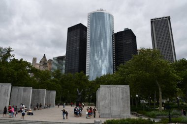 NEW YORK, New York - 18 Haziran 2022 'de New York' taki Battery Park 'ta Doğu Yakası Anıtı.