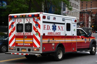 NEW YORK NY - 18 Haziran 2022 'de görüldüğü üzere Manhattan, New York' taki FDNY Ambulansı.