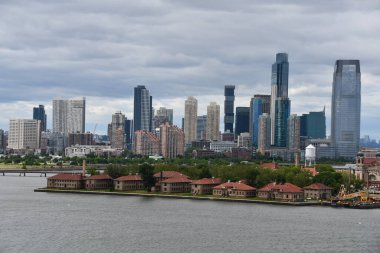 NEW YORK CITY - 18 Haziran 2022 'de New Jersey' deki Jersey City ve New York 'taki Ellis Adası' nın görüntüsü.