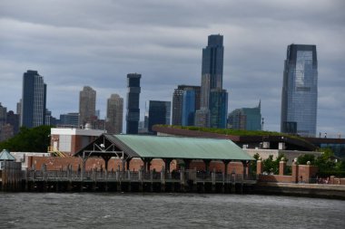NEW YORK CITY - 18 Haziran 2022 'de New Jersey' deki Jersey City ve New York 'taki Ellis Adası' nın görüntüsü.