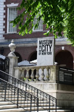 30 Mayıs 2022 'de New York, Manhattan' daki New York Müzesi 'nde görüldü..