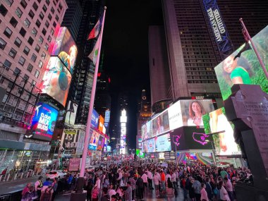NEW YORK NY - 18 Haziran, Times Meydanı, gece yarısı, New York City, 18 Haziran 2022.