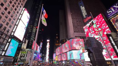 NEW YORK NY - 18 Haziran 2022 'de New York' taki Times Square 'de dünyanın en büyük ve en uzun süreli dijital sanat programı olan Midnight Moment,.