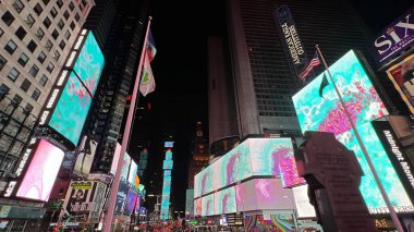 NEW YORK NY - 18 Haziran 2022 'de New York' taki Times Square 'de dünyanın en büyük ve en uzun süreli dijital sanat programı olan Midnight Moment,.