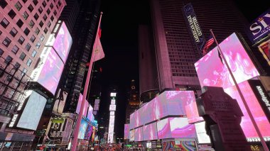 NEW YORK NY - 18 Haziran 2022 'de New York' taki Times Square 'de dünyanın en büyük ve en uzun süreli dijital sanat programı olan Midnight Moment,.