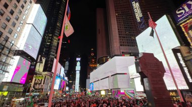 NEW YORK NY - 18 Haziran 2022 'de New York' taki Times Square 'de dünyanın en büyük ve en uzun süreli dijital sanat programı olan Midnight Moment,.