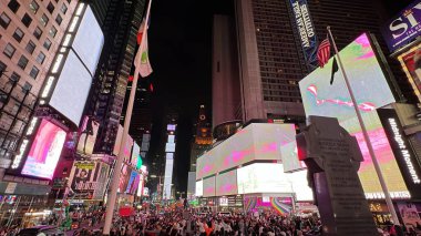 NEW YORK NY - 18 Haziran 2022 'de New York' taki Times Square 'de dünyanın en büyük ve en uzun süreli dijital sanat programı olan Midnight Moment,.