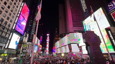 NEW YORK NY - 18 Haziran 2022 'de New York' taki Times Square 'de dünyanın en büyük ve en uzun süreli dijital sanat programı olan Midnight Moment,.