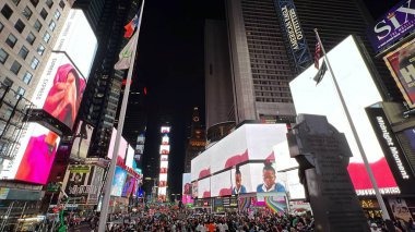 NEW YORK NY - 18 Haziran 2022 'de New York' taki Times Square 'de dünyanın en büyük ve en uzun süreli dijital sanat programı olan Midnight Moment,.