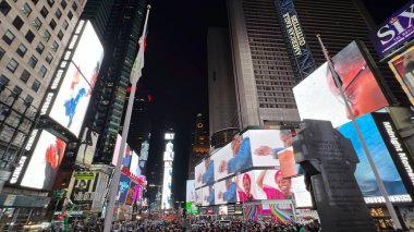 NEW YORK NY - 18 Haziran 2022 'de New York' taki Times Square 'de dünyanın en büyük ve en uzun süreli dijital sanat programı olan Midnight Moment,.