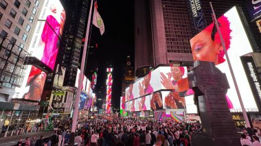 NEW YORK NY - 18 Haziran 2022 'de New York' taki Times Square 'de dünyanın en büyük ve en uzun süreli dijital sanat programı olan Midnight Moment,.
