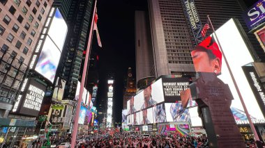 NEW YORK NY - 18 Haziran 2022 'de New York' taki Times Square 'de dünyanın en büyük ve en uzun süreli dijital sanat programı olan Midnight Moment,.