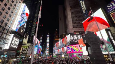 NEW YORK NY - 18 Haziran 2022 'de New York' taki Times Square 'de dünyanın en büyük ve en uzun süreli dijital sanat programı olan Midnight Moment,.