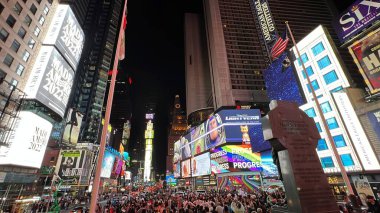 NEW YORK NY - 18 Haziran 2022 'de New York' taki Times Square 'de dünyanın en büyük ve en uzun süreli dijital sanat programı olan Midnight Moment,.