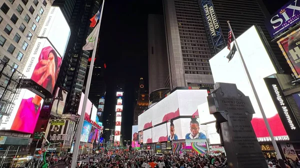 Jun 2022年6月18日 世界上最大 运行时间最长的数字公共艺术节目 午夜时刻 在纽约市时代广场上演 — 图库照片