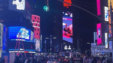 NEW YORK, New York - Times Meydanı, 2 Aralık 2022 'de Manhattan' da Broadway Tiyatro ve animasyon LED tabelaları ile gösterildi. New York ve Amerika Birleşik Devletleri 'nin bir sembolüdür..