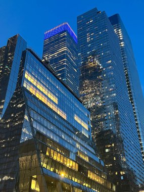 NEW YORK NY - 21 DEC: 21 Aralık 2022 'de Manhattan, New York' ta gece gökdelenleri.