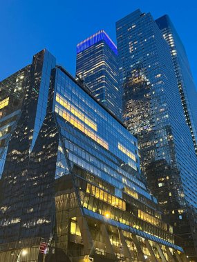 NEW YORK NY - 21 DEC: 21 Aralık 2022 'de Manhattan, New York' ta gece gökdelenleri.