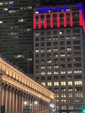 NEW YORK NY - 21 DEC: 21 Aralık 2022 'de Manhattan, New York' ta gece gökdelenleri.