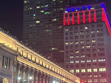NEW YORK NY - 21 DEC: 21 Aralık 2022 'de Manhattan, New York' ta gece gökdelenleri.