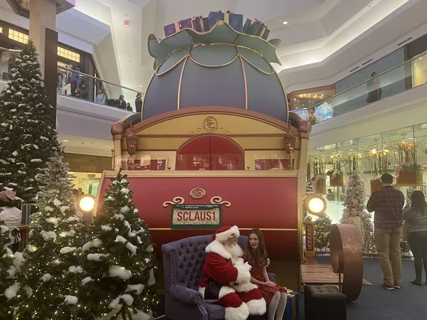 stock image SHORT HILLS, NJ - NOV 25: Christmas decor at The Mall at Short Hills in New Jersey, as seen on Nov 25, 2022. It is one of the most expensive malls in US with 160 specialty stores of international and luxury retailers.