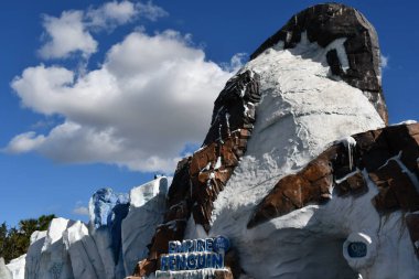 ORLANDO, FL - 29 Aralık 2022 'de Florida' daki SeaWorld Orlando 'da görülen Penguen İmparatorluğu. Bu bir tema ve deniz zooloji parkı. Canlı gösteriler ve gezintiler ve hayvan sergileri de dahil olmak üzere birçok eğlence alanı var..