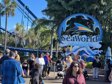 ORLANDO, FL - 29 Aralık 2022 'de Florida' daki SeaWorld Orlando. Bu bir tema ve deniz zooloji parkı. Canlı gösteriler ve gezintiler ve hayvan sergileri de dahil olmak üzere birçok eğlence alanı var..