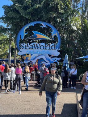 ORLANDO, FL - 29 Aralık 2022 'de Florida' daki SeaWorld Orlando. Bu bir tema ve deniz zooloji parkı. Canlı gösteriler ve gezintiler ve hayvan sergileri de dahil olmak üzere birçok eğlence alanı var..