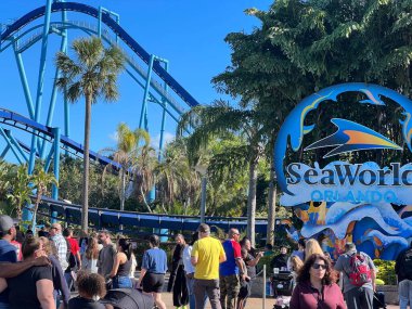 ORLANDO, FL - 29 Aralık 2022 'de Florida' daki SeaWorld Orlando. Bu bir tema ve deniz zooloji parkı. Canlı gösteriler ve gezintiler ve hayvan sergileri de dahil olmak üzere birçok eğlence alanı var..