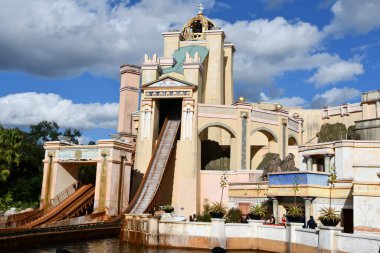 27 Aralık 2022 'de Florida' daki SeaWorld Orlando 'da Atlantis' e yolculuk. Bu bir tema ve deniz zooloji parkı. Canlı gösteriler ve gezintiler ve hayvan sergileri de dahil olmak üzere birçok eğlence alanı var..