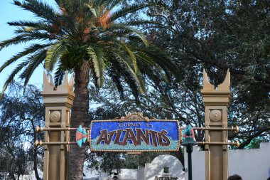 27 Aralık 2022 'de Florida' daki SeaWorld Orlando 'da Atlantis' e yolculuk. Bu bir tema ve deniz zooloji parkı. Canlı gösteriler ve gezintiler ve hayvan sergileri de dahil olmak üzere birçok eğlence alanı var..