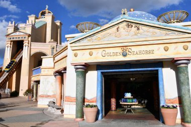 27 Aralık 2022 'de Florida' daki SeaWorld Orlando 'da Atlantis' e yolculuk. Bu bir tema ve deniz zooloji parkı. Canlı gösteriler ve gezintiler ve hayvan sergileri de dahil olmak üzere birçok eğlence alanı var..
