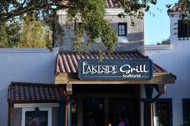 ORLANDO, FL - 29 Aralık 2022 'de Florida' daki SeaWorld Orlando 'da Lakeside Grill' de görüldü. Bu bir tema ve deniz zooloji parkı. Canlı gösteriler ve gezintiler ve hayvan sergileri de dahil olmak üzere birçok eğlence alanı var..