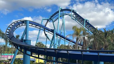 ORLANDO, FL - 29 Aralık 2022 'de Florida' daki SeaWorld Orlando 'da Manta Roller Coaster görüldü. Bu bir tema ve deniz zooloji parkı. Canlı gösteriler ve gezintiler ve hayvan sergileri de dahil olmak üzere birçok eğlence alanı var..